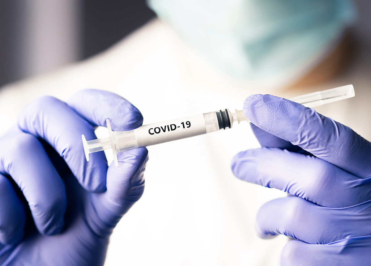 Durch Betriebsärzte könnte laut HDE das Impf-Tempo beschleunigt werden. (Credit: Tero Vesalainen / Shutterstock.com)