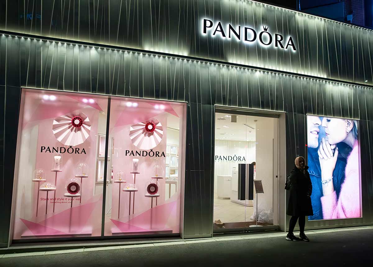 Pandora konnte seine Online-Verkäufe 2020 mehr als verdoppeln. (Credit: Karolis Kavolelis / Shutterstock.com)