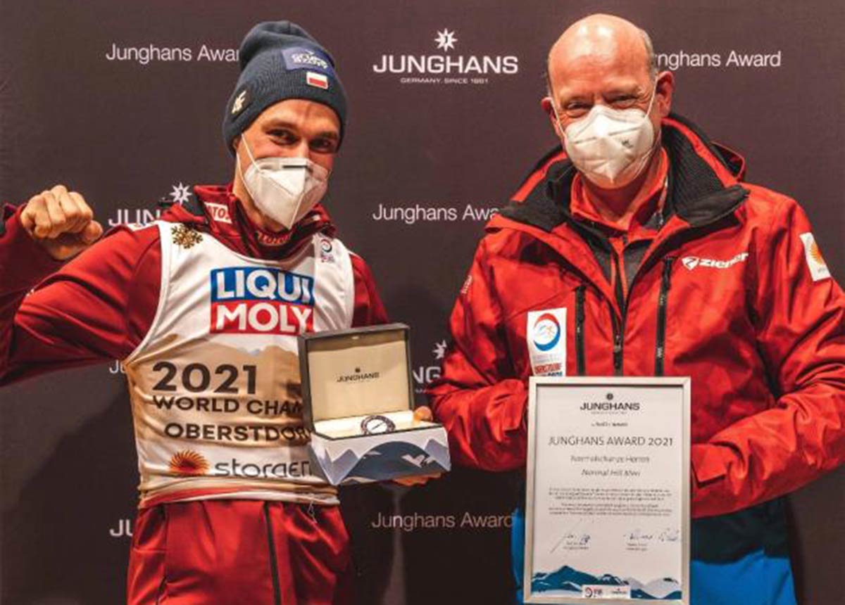 Doppel-Sieger Piotr Zyla bekommt einen seiner beiden Junghans Awards von Georg Geiger (2. Vorstandsvorsitzender Skiclub Oberstdorf 1906 e.V.) überreicht.