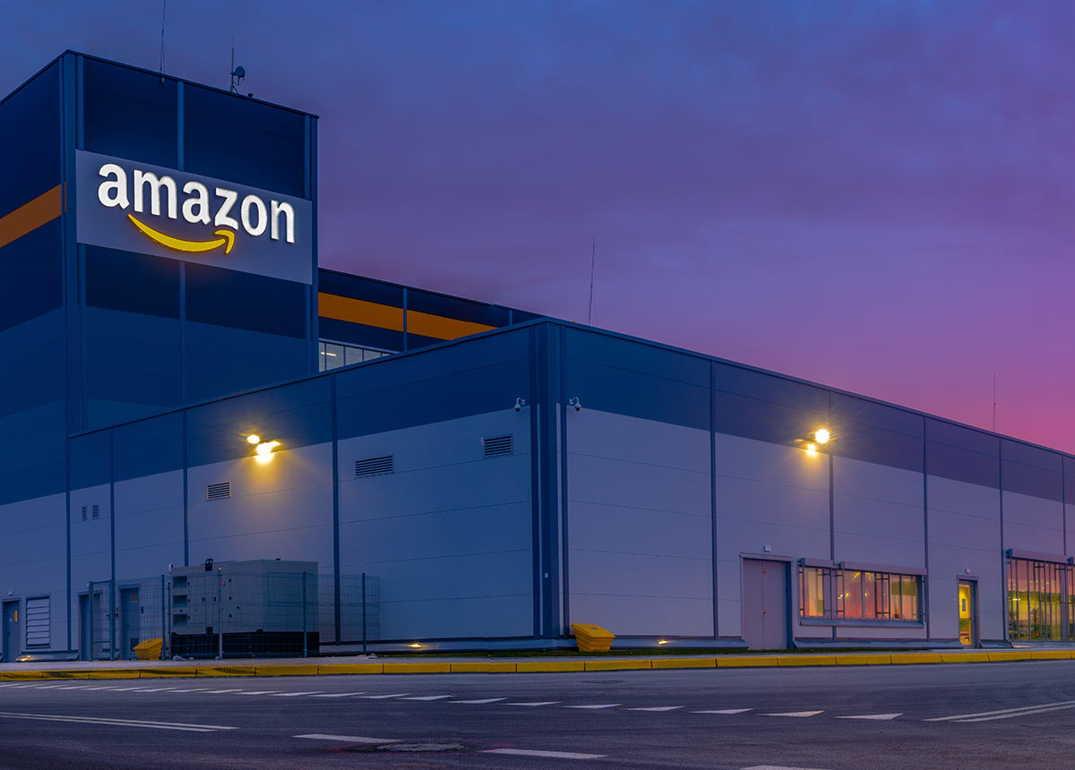 Tech-Konzerne wie Amazon sollen künftig zur Kasse gebeten werden. (Credit: Mike Mareen / Shutterstock.com)