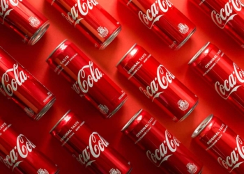 Für Menschen klingt der Name Coca Cola weiblich. (Credit: Tetiana Shumbasova / Shutterstock.com)