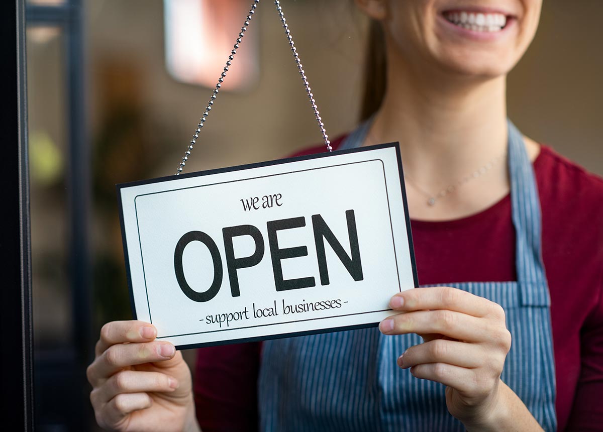 Vielerorts konnten Einzelhändler ihre Geschäfte wieder öffnen. (Credit: Rido / Shutterstock.com)