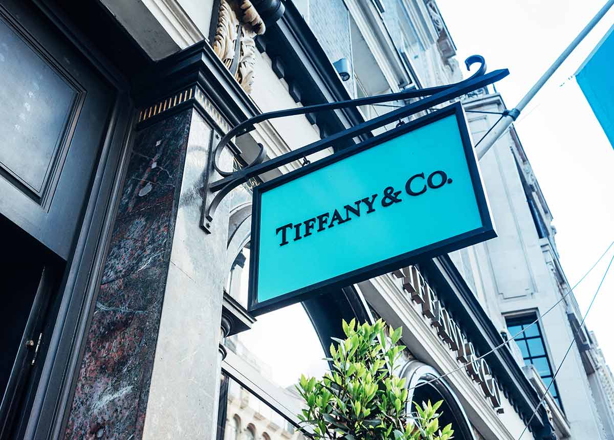 Tiffany nahm die Designerin 1974 exklusiv unter Vertrag. (Credit: Claudio Stocco / Shutterstock.com)