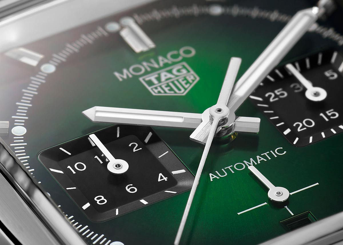 2-tag-heuer Die in limitierter Auflage verfügbare TAG Heuer Monaco Green Dial präsentiert sich in einer Farbe, die derzeit absolut im Trend liegt und bei Uhrensammlern und -liebhabern überaus beliebt ist: ein sattes Smaragdgrün.