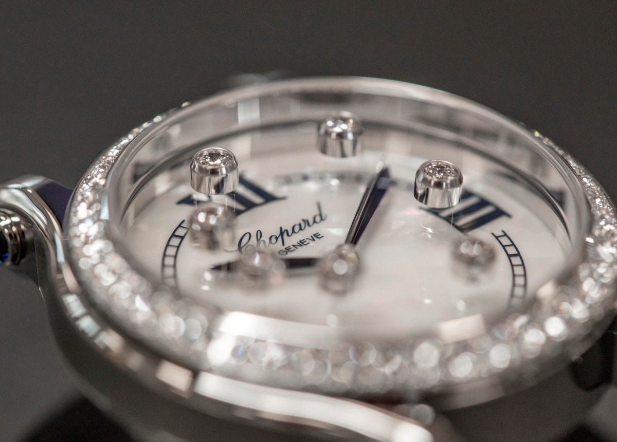 Die 1976 von Chopard erfundenen beweglichen Diamanten haben mit der Weise, wie sie in der Kollektion Happy Sport zur Geltung kommen, das Verhältnis der Frauen zu der Zeit revolutioniert.