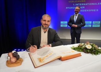 Ben Salomo trug sich ins Goldene Buch der Stadt Pforzheim ein.