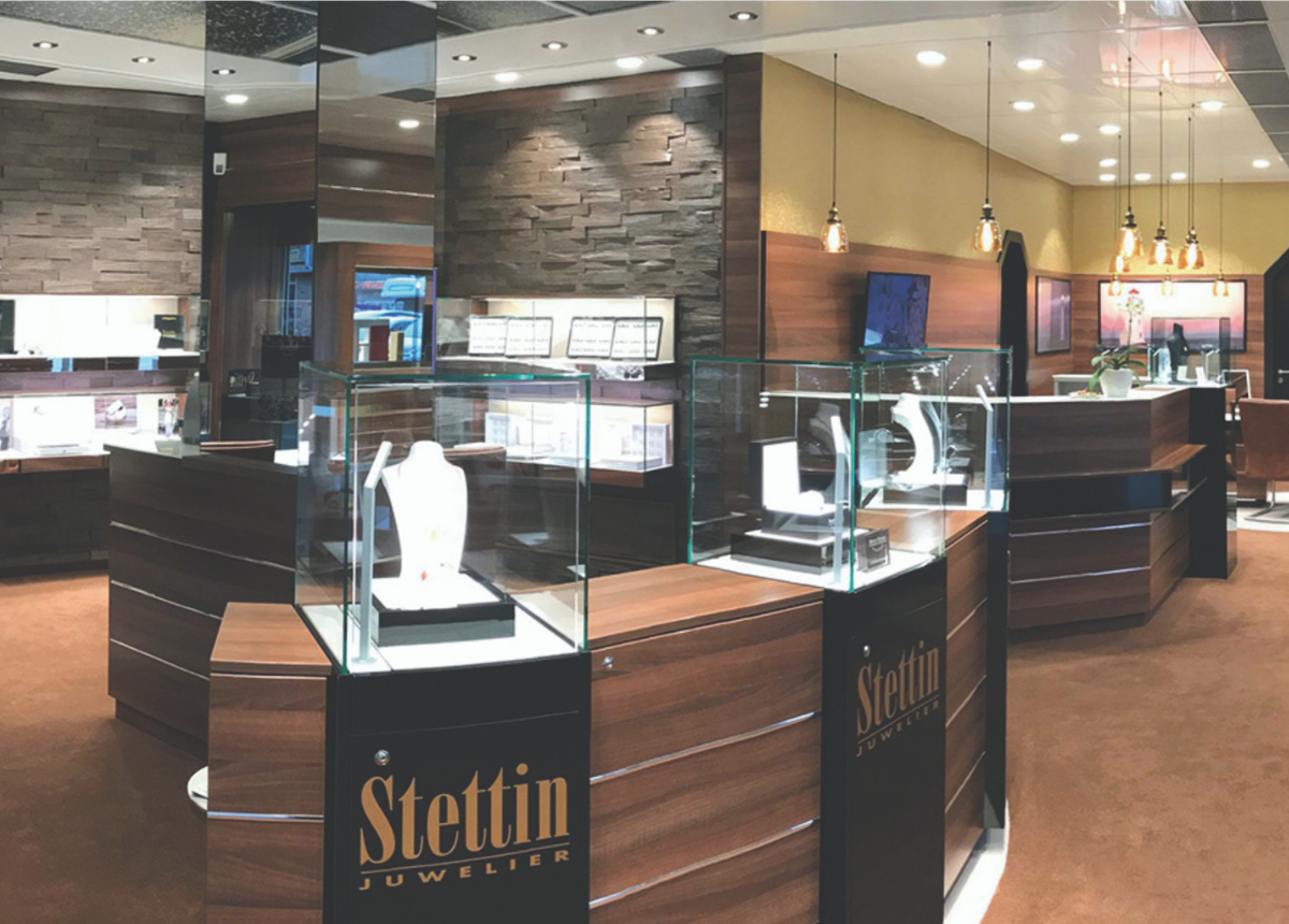 Elegantes zeitgemäßes Ambiente lädt bei Juwelier Stettin zum Verweilen ein.