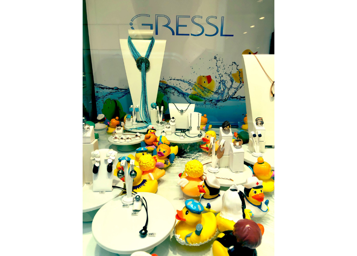 Sommerauslage mit Bade-Enten bei Juwelier Gressl.