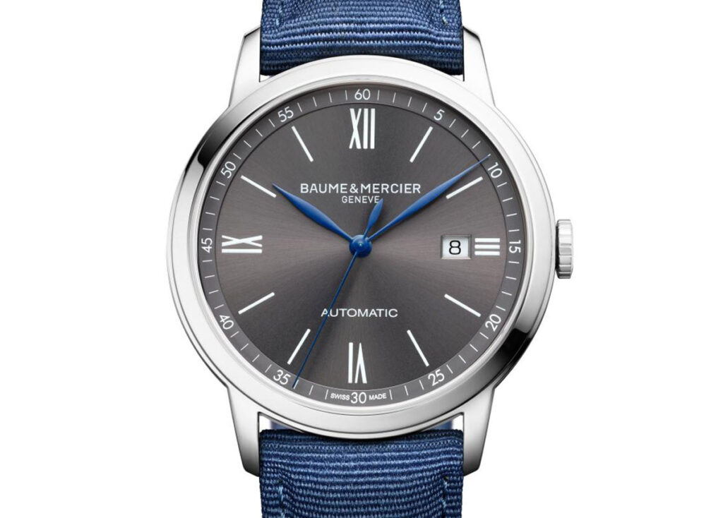 Leger und hochwertig: Die Classima 10608 mit schiefergrauem Zifferblatt, blauen Zeigern und auswechselbarem Armband aus blauem Segeltuch. Automatic, 1.800 Euro VK.