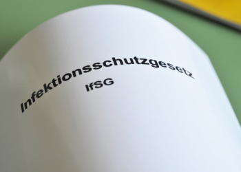 Die Änderung des Infektionsschutzgesetzes – eine Händlergruppe strebt eine Verfassungs- und Schadensersatzklage an.(Credit: nitpicker / Shutterstock.com)