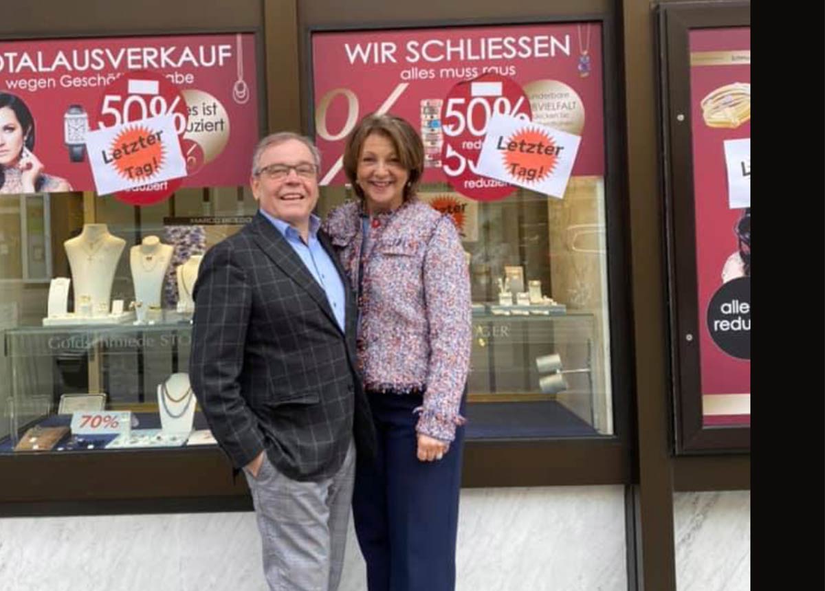 Es geht weiter: Karin und Ulrich Hammele von Juwelier Stöger haben heute Schlüsselübergabe an Juwelier Alexander Käding.