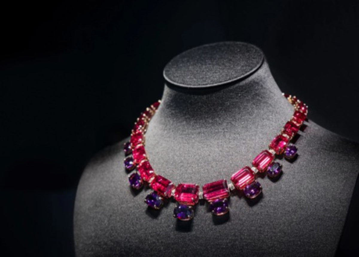 tiffany1 Halskette aus 18 Karat Gelbgold mit Rubelliten von insgesamt über 124 Karat, Amethysten von über 23 Karat und Diamanten.