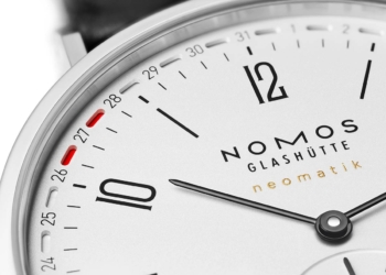 Datum mit gutem Design: Tangente Update von NOMOS Glashütte hat eine patentierte Datumsanzeige am Rand des Zifferblatts. Zwei rote Markierungen rahmen das aktuelle Datum.