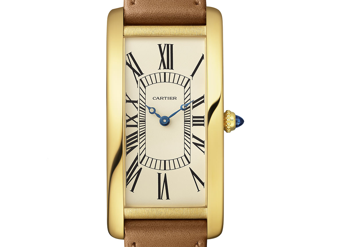 Cartier_Tank-Cintree-2021 Sie hat keines ihrer unverkennbaren Merkmale verloren: Schienendekor, römische Ziffern, apfelförmige Zeiger, perlierte Aufzugskrone mit Saphir-Cabochon und Armband mit Stiftschließe.
