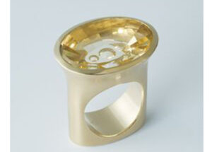 Manfred_Fillner_Ring_Web Als Markenzeichen von Manfred Fillner-Kilchmann gelten große Farbedelsteinringe.