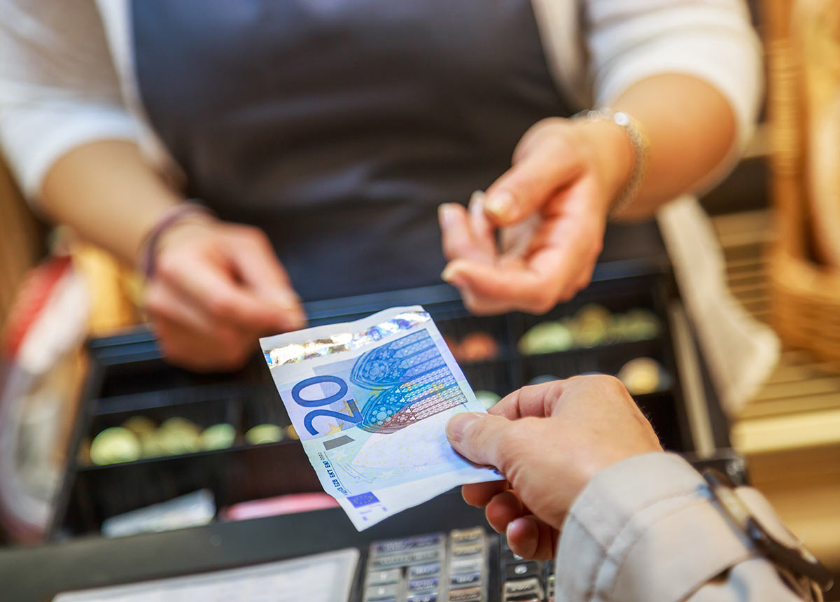 Deutsche Konsumenten bezahlen am liebsten mit Bargeld. (Credit: pixinoo / Shutterstock.com)