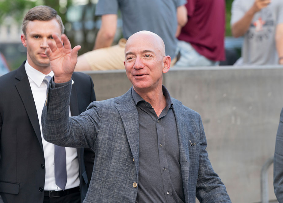 Der Stabwechsel von Jeff Bezos an Andy Jassy findet damit am 27. Jahrestag der Gründung des Unternehmens statt. (Credit: lev radin / Shutterstock.com)