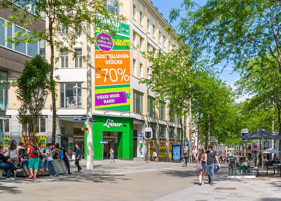 An diesem Standort in der Wiener Mariahilfer Straße entsteht das neue Kaufhaus mit Dachpark und Gastro. (Credit: TasfotoNL / Shutterstock.com)
