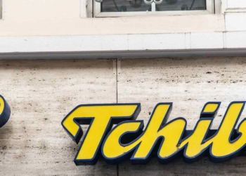 Das Unternehmen Tchibo besitzt 550 eigene Filialen. (Credit: Birgit Reitz-Hofmann / Shutterstock.com)