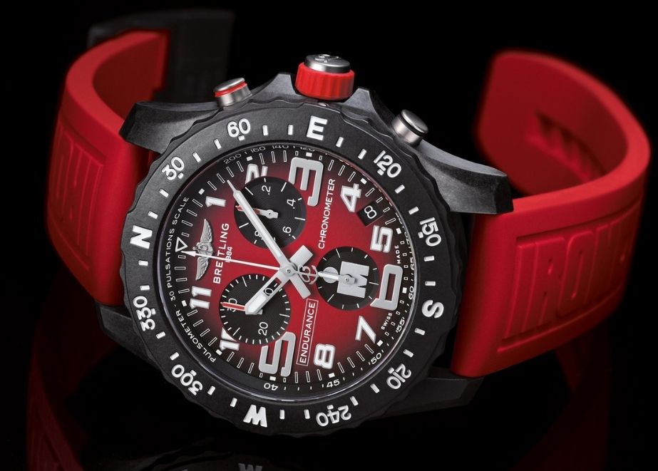 Breitling_Endurance_Pro_Ironman_2021 Das 44-mm-Uhrengehäuse besteht aus Breitlight®, einem Material, das 3,3-mal leichter als Titan und 5,8 mal leichter als Stahl, gleichzeitig aber deutlich härter ist.