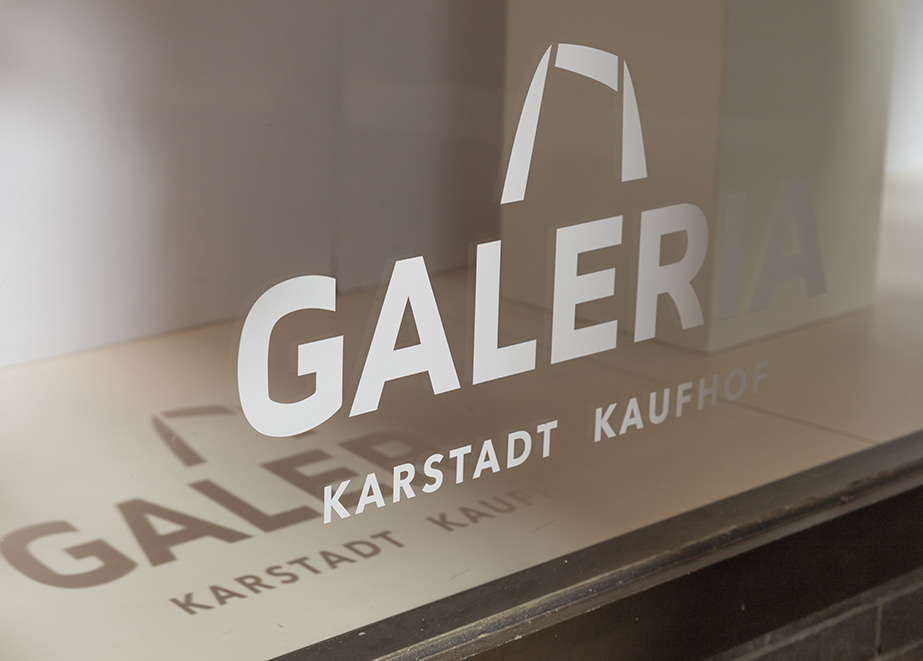 Galeria Karstadt Kaufhof hatte im vergangenen Jahr reihenweise Kaufhäuser geschlossen. (Credit: CorinnaL / Shutterstock.com)