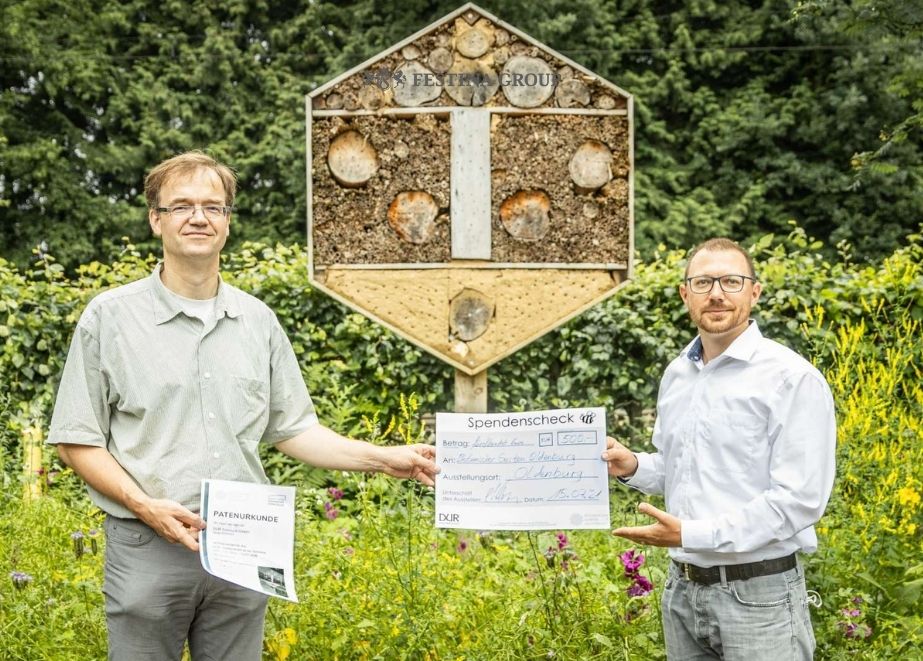 Spendenübergabe am 15.07.2021 durch Sergej Wismann (rechts im Bild) an Prof. Dr. Dirk Albach (links) vom botanischen Garten