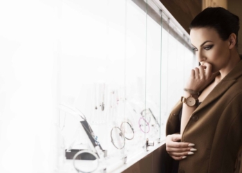 Bringt das Funkeln zurück! Mit einem kombinierten Jahresumsatz von mehr als 330 Milliarden US-Dollar sind edle Schmuckstücke und hochwertige bis ultra-luxuriöse Uhren ein wichtiger Bestandteil der globalen Luxuswirtschaft.