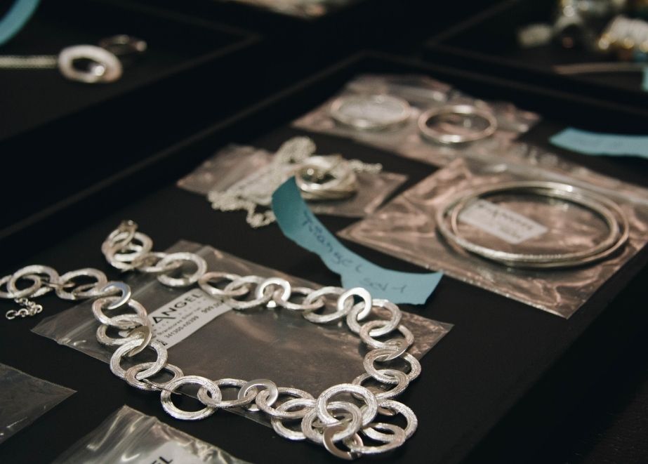 Superbrand_Making_of_1 Silberschmuck, für das Fotoshooting vorbereitet.