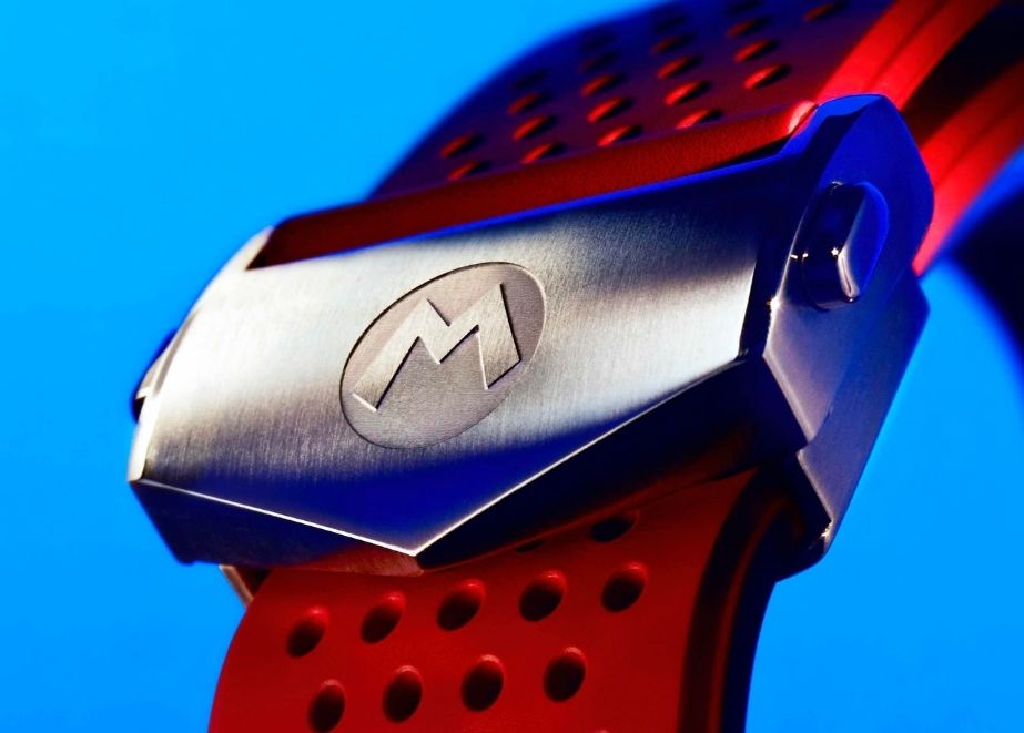 TAG_Heuer_Super_Mario_3 Das M-Symbol von Mario ist in die Armbandschliessen und in die Krone graviert.