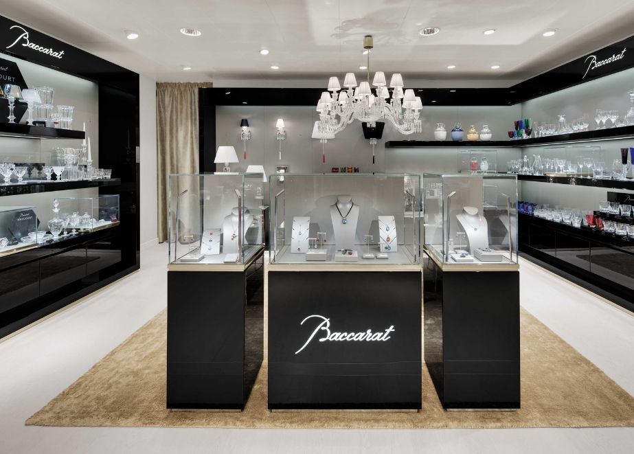 Baccarat, KaDeWe, Berlin: gesamter Innenausbau, schwarzlackierte Hochglanzschränke mit austauschbaren Rückwänden, Vitrinen, integriertes hinterleuchtetes Logo.