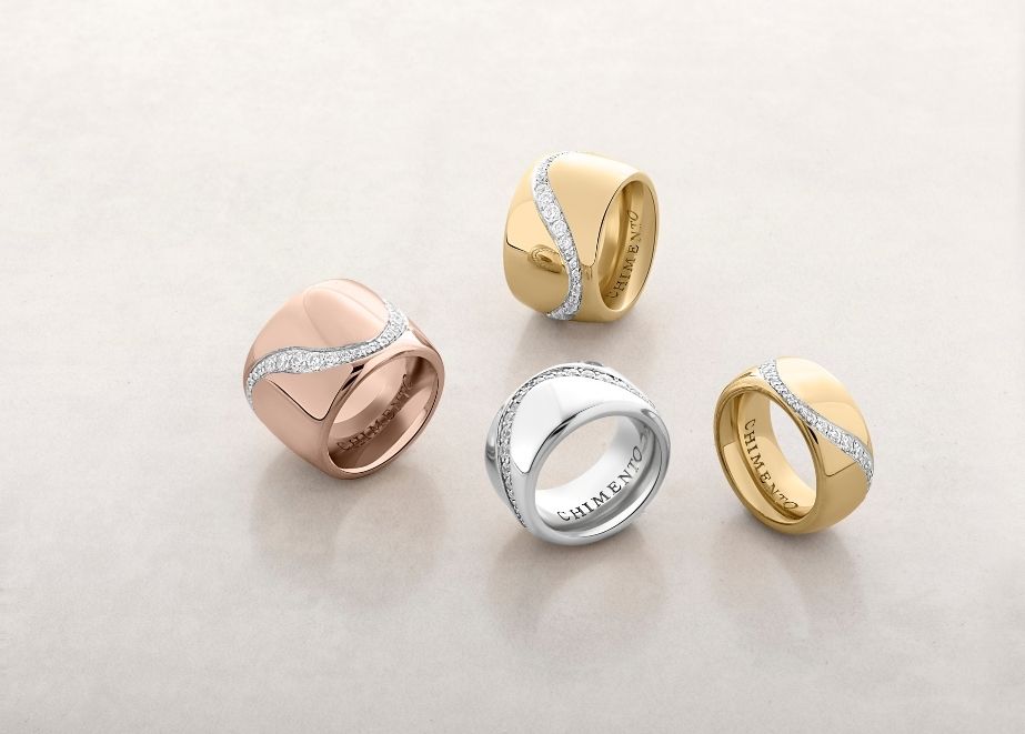 Die Ringe der FOREVER "Essenza"-Kollektion tragen auf ihrer gesamten Oberfläche eine geschwungene Linie aus Diamanten.