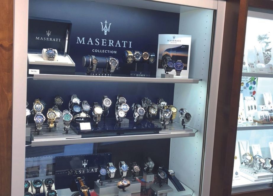 Urban zeigt in seiner Vitrine eine repräsentative Auswahl an Maserati-Uhren, aber auch passende Armbänder dazu (unten).