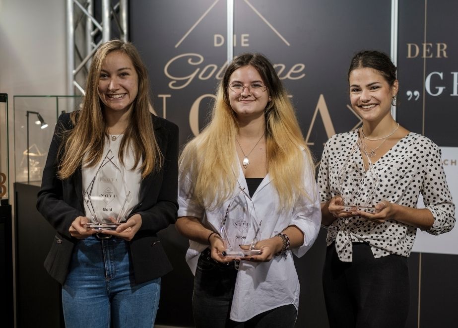 Die strahlenden Preisträgerinnen Stefanie Taxer, Rhea Auberger und Malin Sleebom (Bildcredit: Stefan Höning)