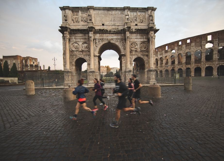 Er ist ein äußerst inspirierendes Event, bei dem die Teilnehmenden die ewige Stadt durchlaufen, vorbei an vielen historischen Monumenten, wie den Caracalla-Thermen, der Basilika Sankt Paul vor den Mauern und der Piazza di Spagna.