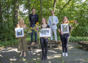 Preisträgerinnen Mayline Tram (1. Preis), Corinna Thom  (Belobigung), Lilly Müller (Belobigung) (vordere Reihe von links) sowie Michael Kiefer und Marcus Mohr (rechts). Foto: Thomas Meyer, Pforzheim
