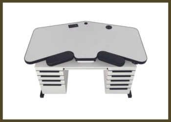 Der Uhrmacherwerktisch „DELTA-FUTURA-TEAM“ hat eine 145 x 82,5 x 4 cm große, lichtgraue Arbeitsplatte, die augenschonend ist, sowie zwei Armauf-lagen mit 3D-Gelenken.