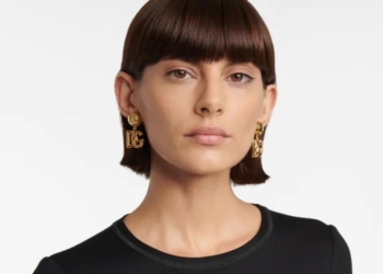 Diese Ohrringe von Dolce & Gabbana zeigen das ineinandergreifende Logo des Hauses in Form von Anhängern.