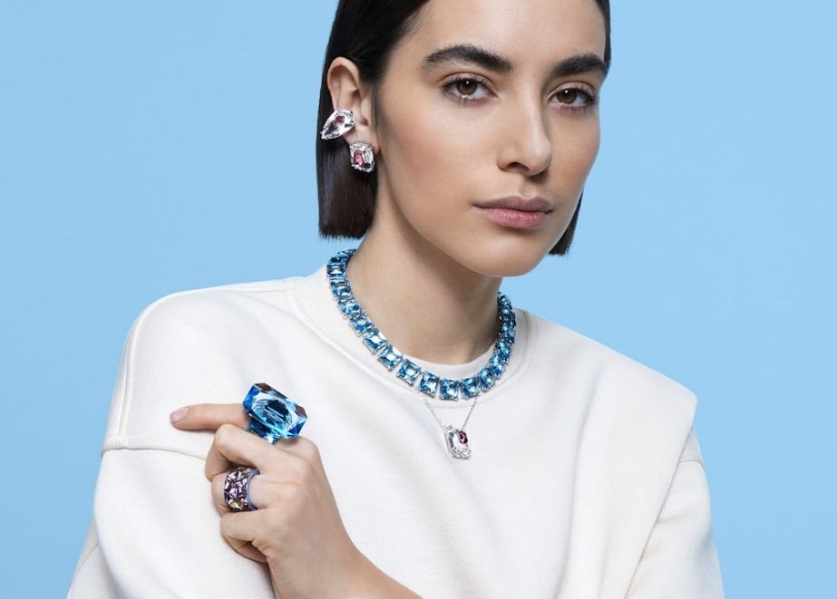 Swarovski_Collection_II_3 Ringe im Kissenschliff und klobige Anhänger erinnern an die Y2K-Ära, während große Kristallohrringe und Halsreifen für aufwendige Soireen gemacht sind.