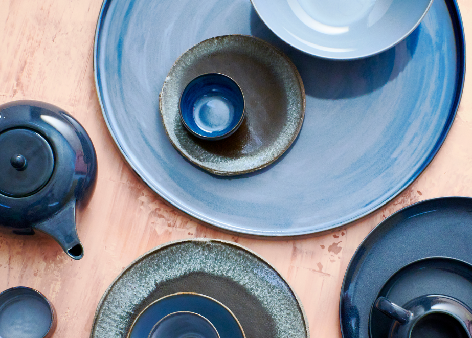 Very_Peri_Color_of_the_year_2022_Farbe_des_Jares_Blaut_mit_roten__lila_Untertoenen_Service_Dishes