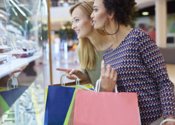 Das Schaufenster zieht Kunden an. Grund genug, es nicht nur an Weihnachten anlassbedingt zu schmücken. © Shutterstock