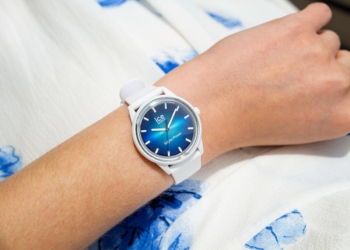 Die ICE solar power „Abyss“. Das Modell gibt es wahlweise mit fein gewebtem Mesh-Armband oder mit glattem Silikonarmband.