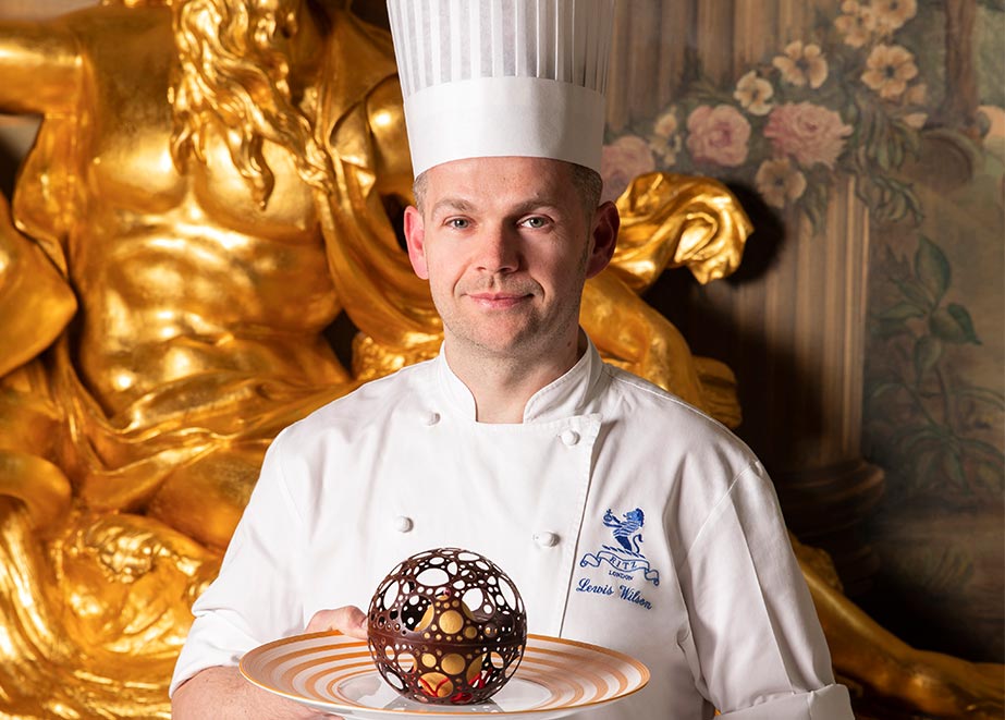 Chefkonditor Lewis Wilson vom Hotel Ritz London bietet zu Ostern ein Menü mit Fabergé-Schokoladenei an.