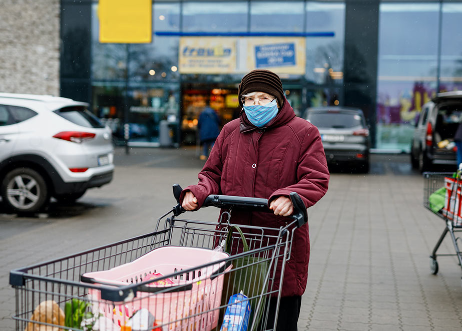 maskeoma 73 Prozent der Bürger ab 65 Jahren wollen die Maskenpflicht beibehalten. Foto: Irina Wilhauk/Shutterstock.com