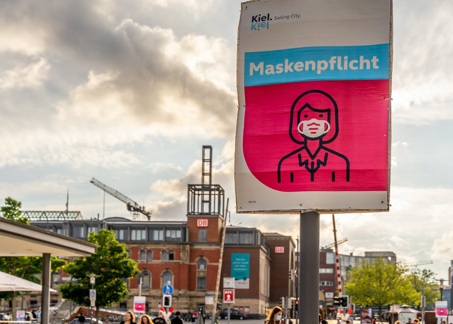 maskeplakat Eine große Mehrheit von 61 Prozent halten angesichts der derzeit steigenden Corona-Zahlen nichts von den aktuellen Lockerungen der Maskenpflicht. Foto: MB.Photostock/Shutterstock.com