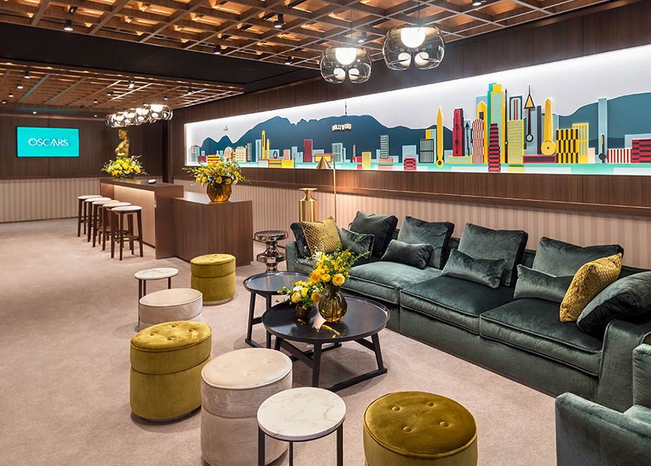 So sieht der Greenroom 2022, das „Vorzimmer“ der Oscar-Verleihung, aus. In dem Lounge-Bereich, der jedes Jahr von Rolex neu gestalteten wird, treffen sich Nominierte und Präsentatoren, bevor sie auf die große Bühne gehen.
