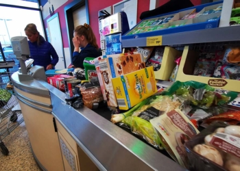 Entlastung für Aldi-Mitarbeiter: Das Unternehmen erhöht seinen Mindestlohn auf 14 Euro. Foto: SteohenDewhurst/Shutterstock.com