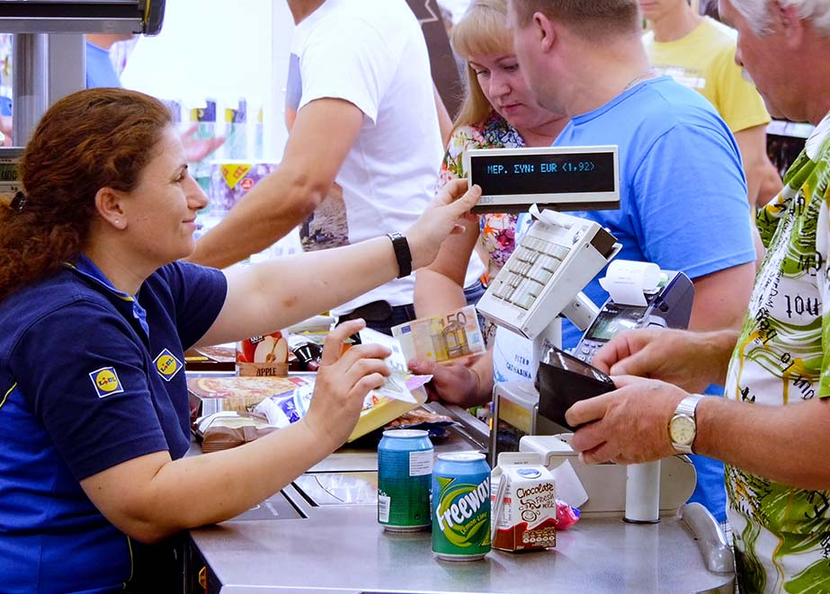 Auch Lidl zahlt besser. Die Lohnuntergrenze dort liegt bei 12,50 Euro. Foto: OrelPhoto/Shutterstock.com