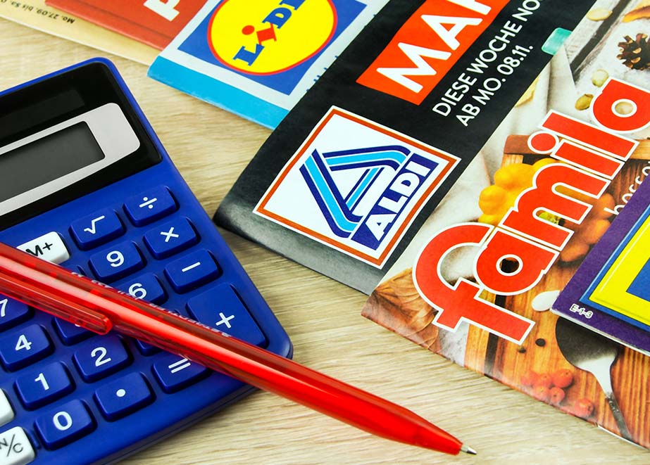 Alles wird teurer: Aldi reagiert mit Lohnsteigerungen für die Mitarbeiter auf Preiserhöhungen. Foto: PhotoPix/Shutterstock.com
