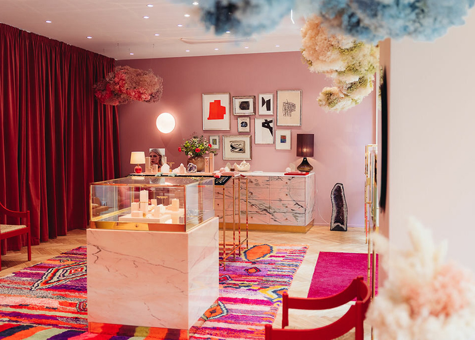 Der neue Store in Berlin-Mitte wird von Rosa- und Pinktönen dominiert. © Maanesten