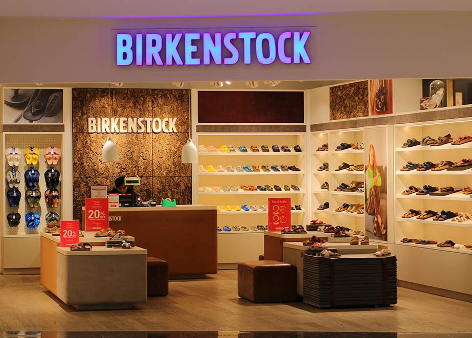 Kaum übernommen, schon verstärkt Birkenstock sein Engagement in eigener Sache (Store: Medan). Foto: HendrickWu/Shutterstock.com
